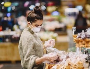 comprando con mascarilla